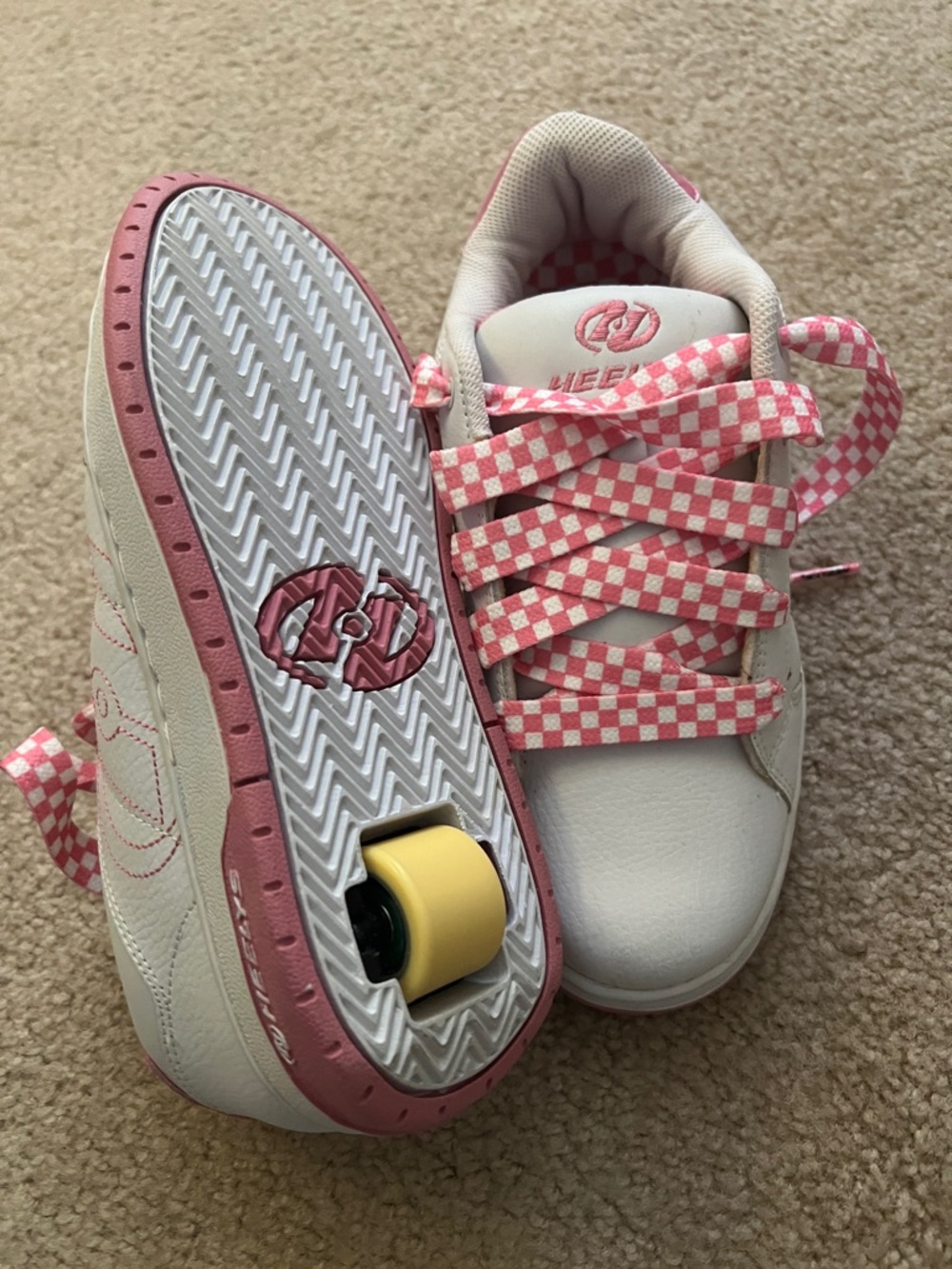 Y2K Heelys 💖 White Sneakers with Pink Checkerboard Laces - Size 7
